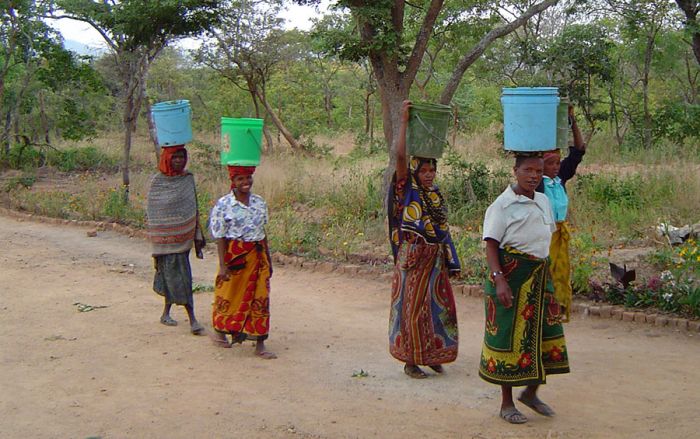 Frauen holen Wasser